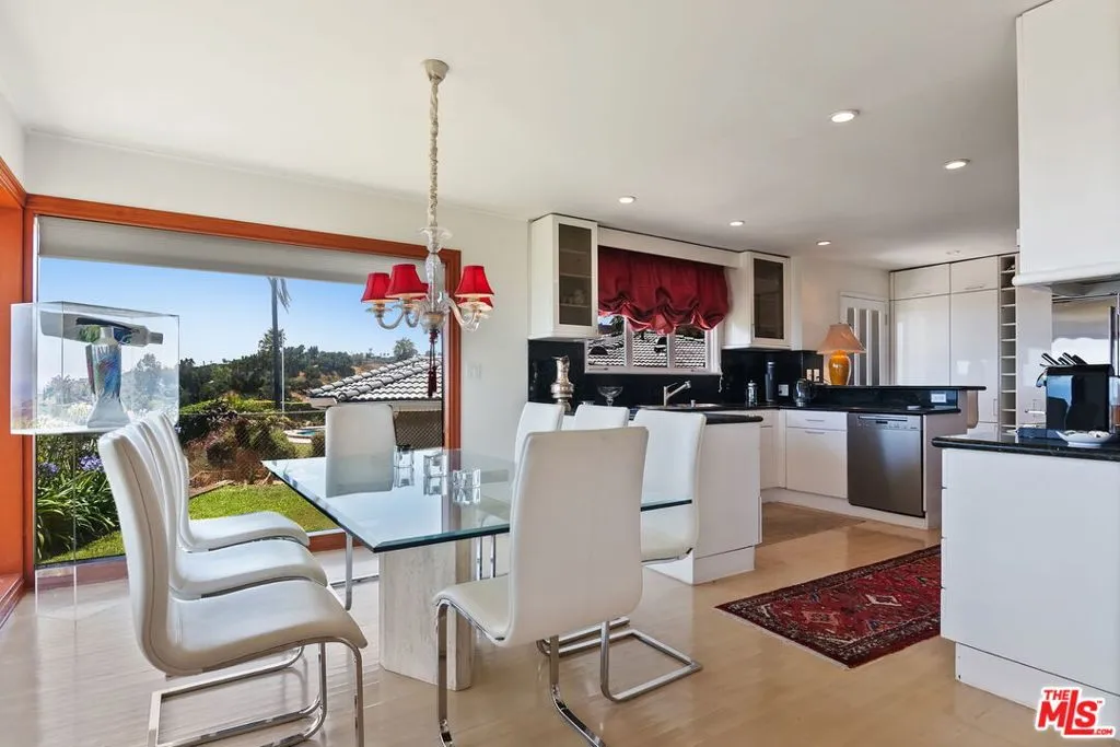 Pacific Palisades, California 90272, United States, 3 Bedrooms Bedrooms, ,3 BathroomsBathrooms,Residential,Active,191504