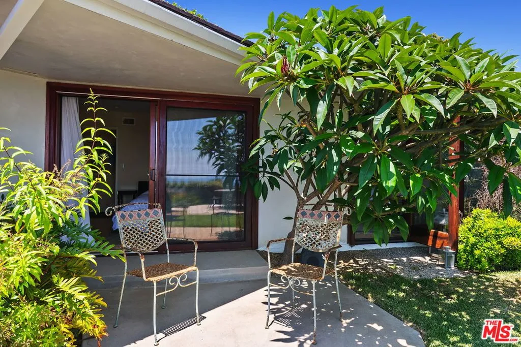 Pacific Palisades, California 90272, United States, 3 Bedrooms Bedrooms, ,3 BathroomsBathrooms,Residential,Active,191504