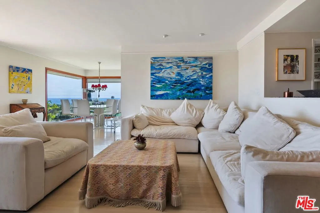 Pacific Palisades, California 90272, United States, 3 Bedrooms Bedrooms, ,3 BathroomsBathrooms,Residential,Active,191504