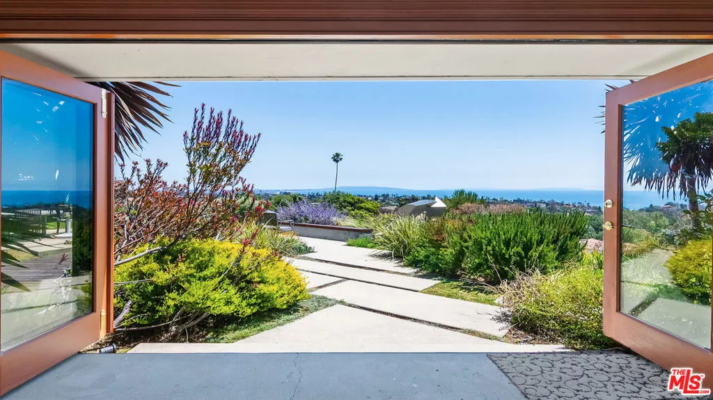 Pacific Palisades, California 90272, United States, 3 Bedrooms Bedrooms, ,3 BathroomsBathrooms,Residential,Active,191504