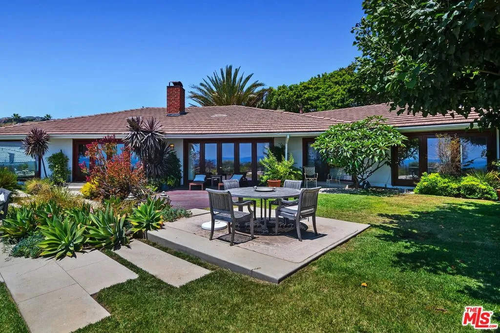 Pacific Palisades, California 90272, United States, 3 Bedrooms Bedrooms, ,3 BathroomsBathrooms,Residential,Active,191504