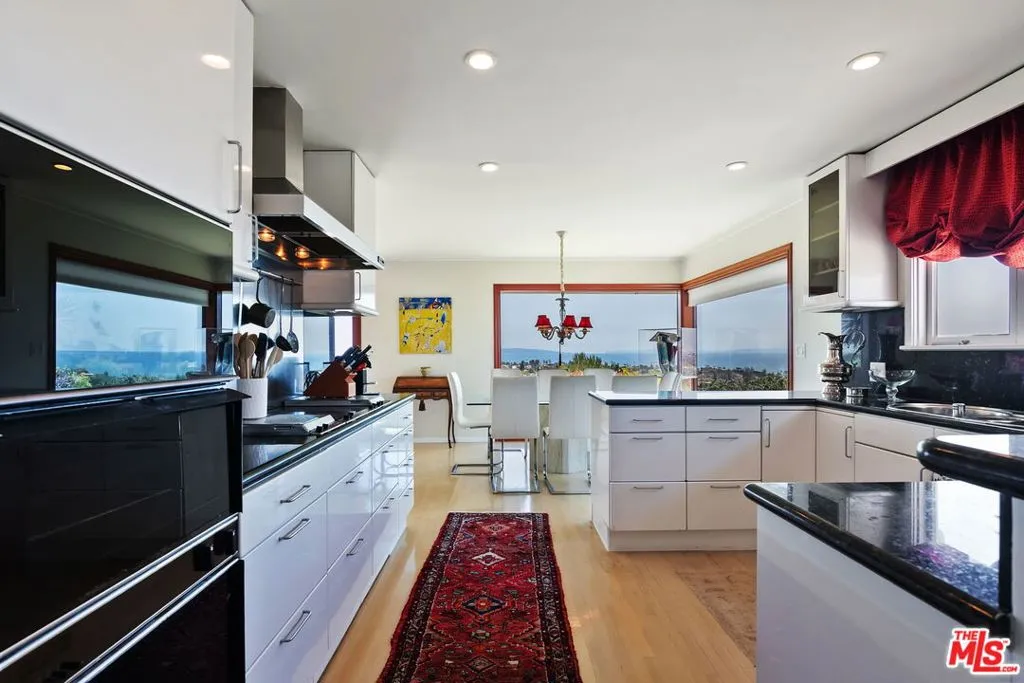 Pacific Palisades, California 90272, United States, 3 Bedrooms Bedrooms, ,3 BathroomsBathrooms,Residential,Active,191504