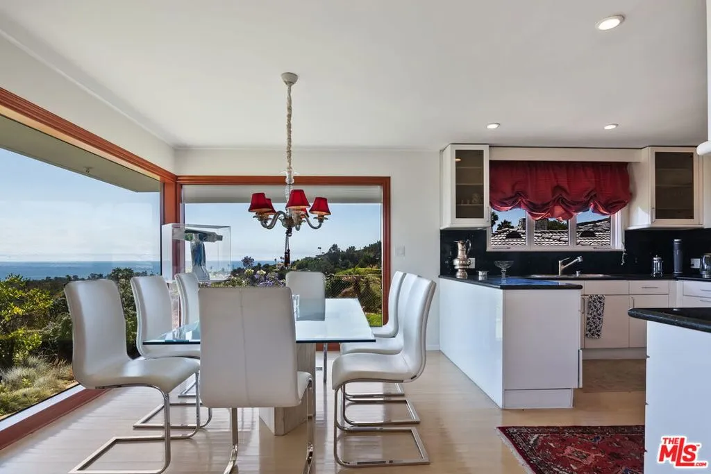 Pacific Palisades, California 90272, United States, 3 Bedrooms Bedrooms, ,3 BathroomsBathrooms,Residential,Active,191504