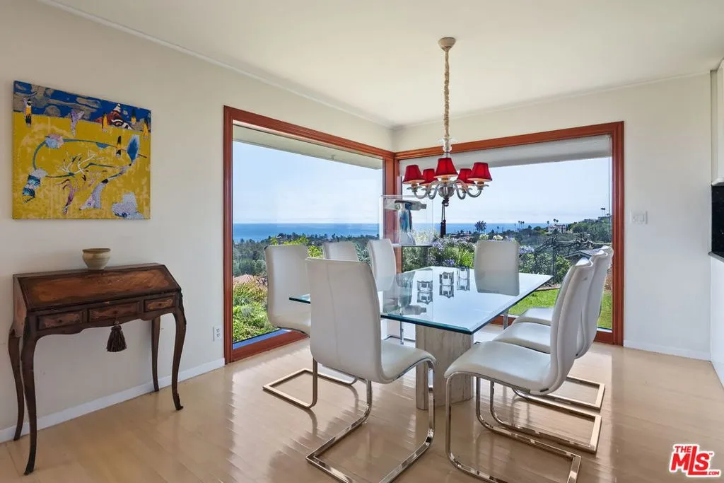Pacific Palisades, California 90272, United States, 3 Bedrooms Bedrooms, ,3 BathroomsBathrooms,Residential,Active,191504