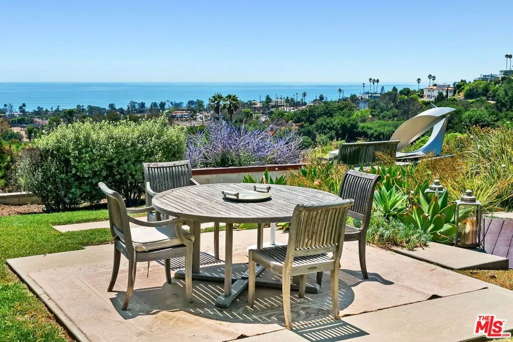 Pacific Palisades, California 90272, United States, 3 Bedrooms Bedrooms, ,3 BathroomsBathrooms,Residential,Active,191504
