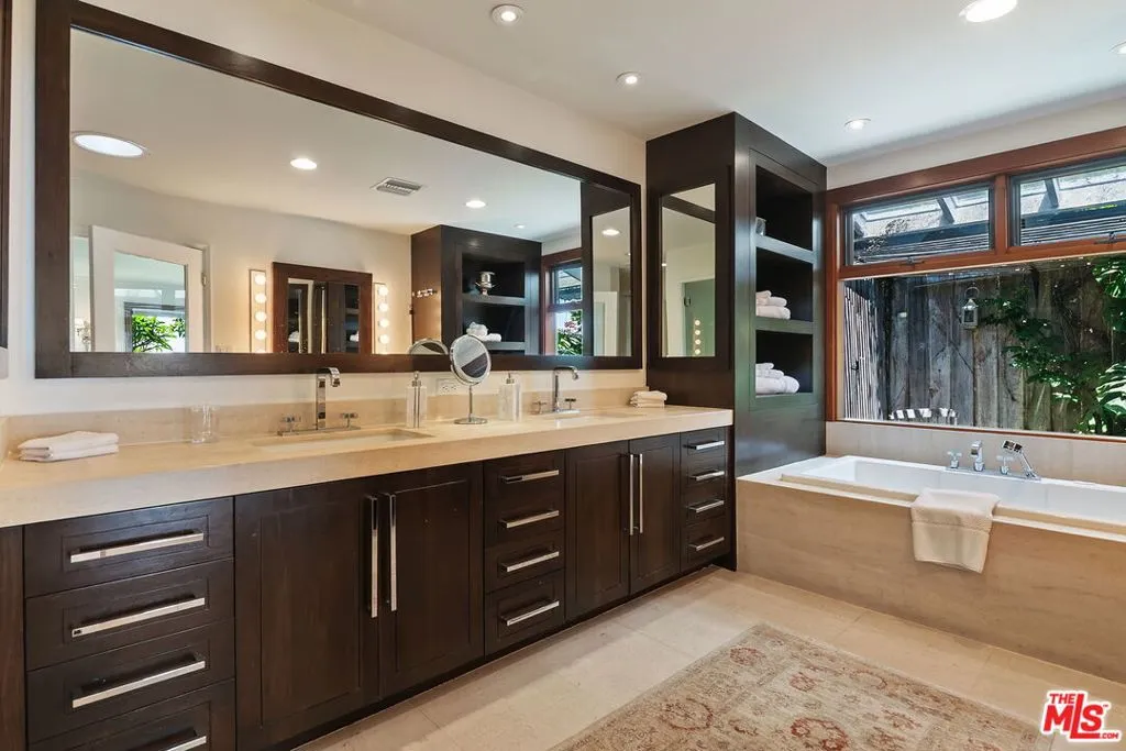 Pacific Palisades, California 90272, United States, 3 Bedrooms Bedrooms, ,3 BathroomsBathrooms,Residential,Active,191504