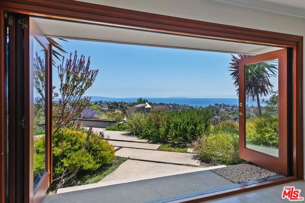 Pacific Palisades, California 90272, United States, 3 Bedrooms Bedrooms, ,3 BathroomsBathrooms,Residential,Active,191504