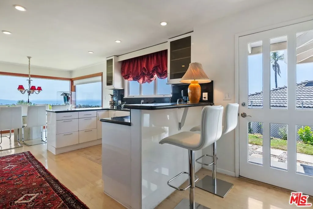 Pacific Palisades, California 90272, United States, 3 Bedrooms Bedrooms, ,3 BathroomsBathrooms,Residential,Active,191504