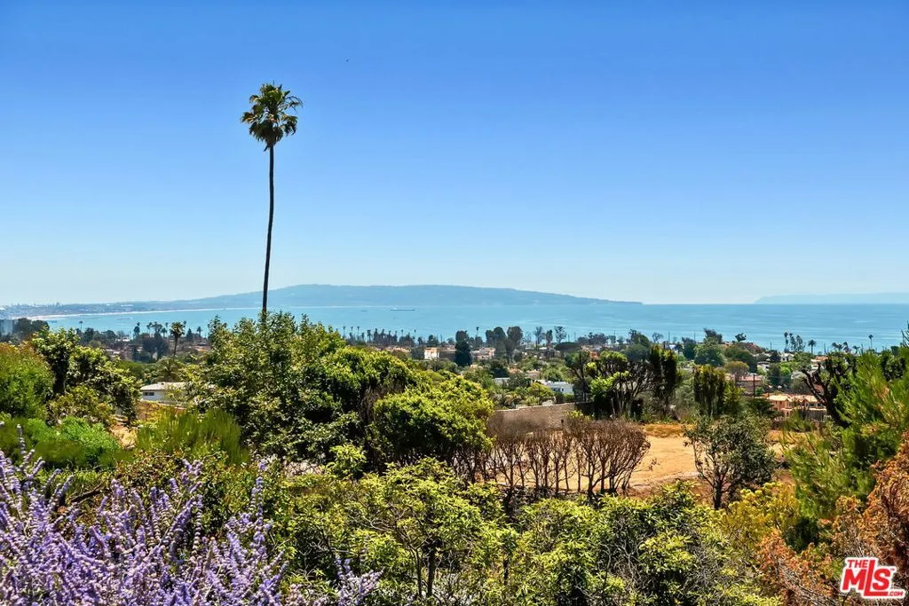 Pacific Palisades, California 90272, United States, 3 Bedrooms Bedrooms, ,3 BathroomsBathrooms,Residential,Active,191504
