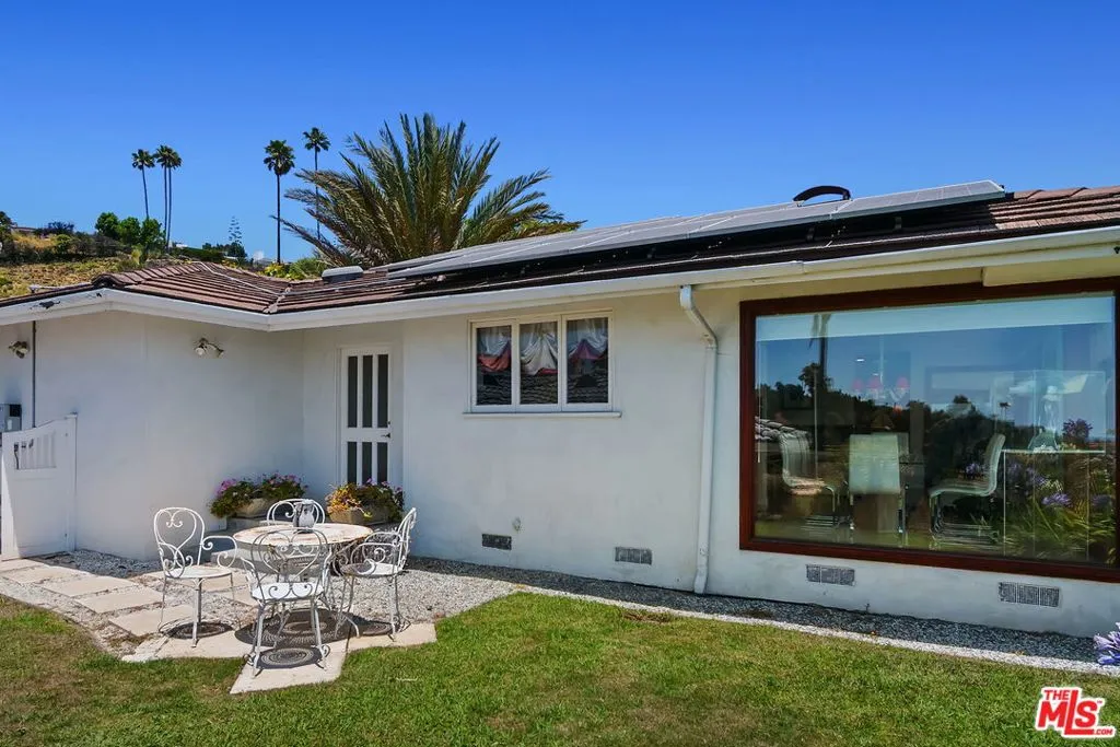 Pacific Palisades, California 90272, United States, 3 Bedrooms Bedrooms, ,3 BathroomsBathrooms,Residential,Active,191504