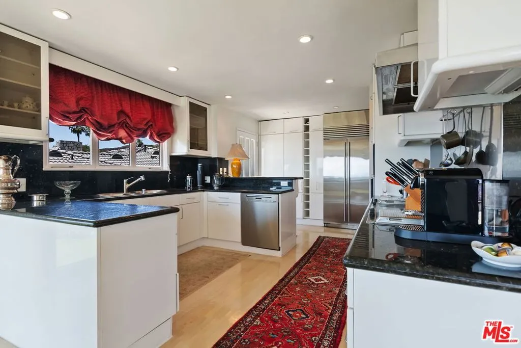 Pacific Palisades, California 90272, United States, 3 Bedrooms Bedrooms, ,3 BathroomsBathrooms,Residential,Active,191504