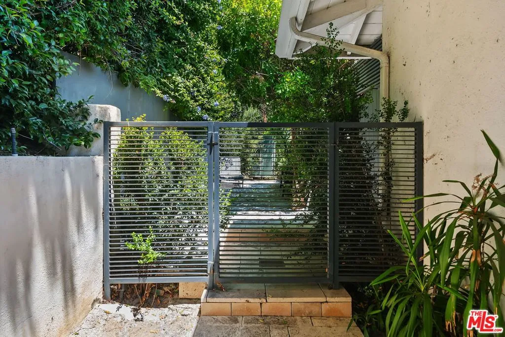 Pacific Palisades, California 90272, United States, 3 Bedrooms Bedrooms, ,3 BathroomsBathrooms,Residential,Active,191504