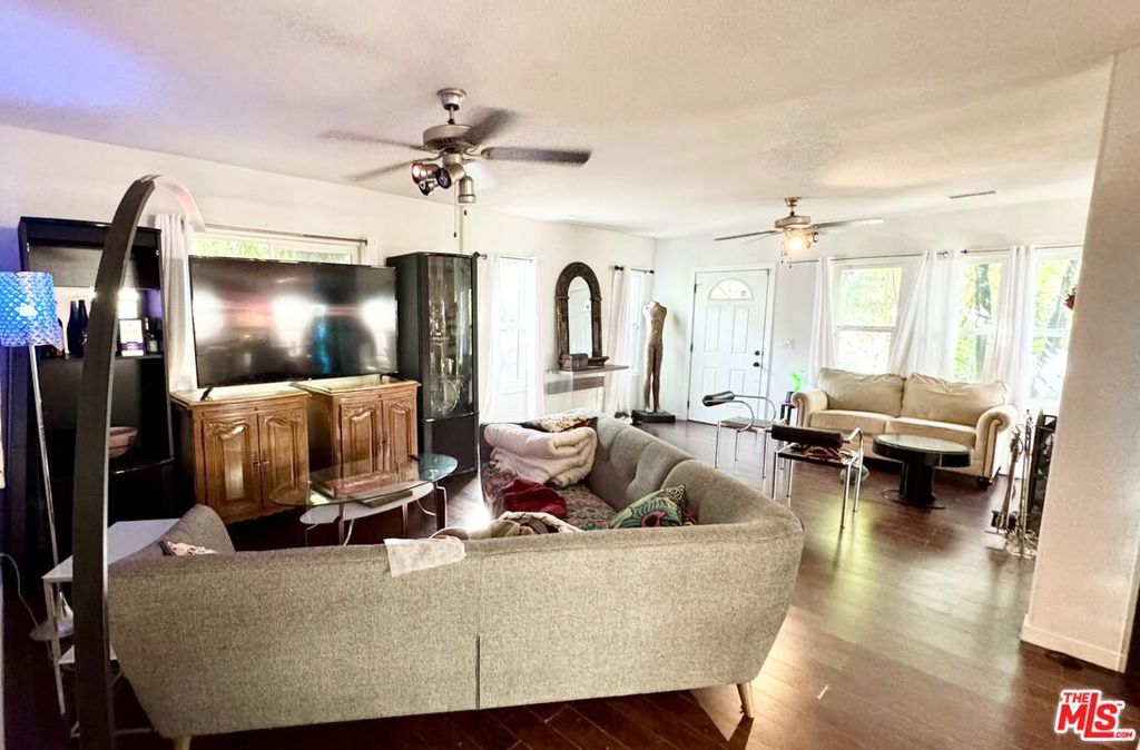 800 N Hobart Boulevard