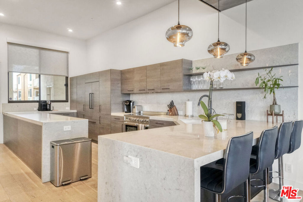 6209 Pacific Avenue 201