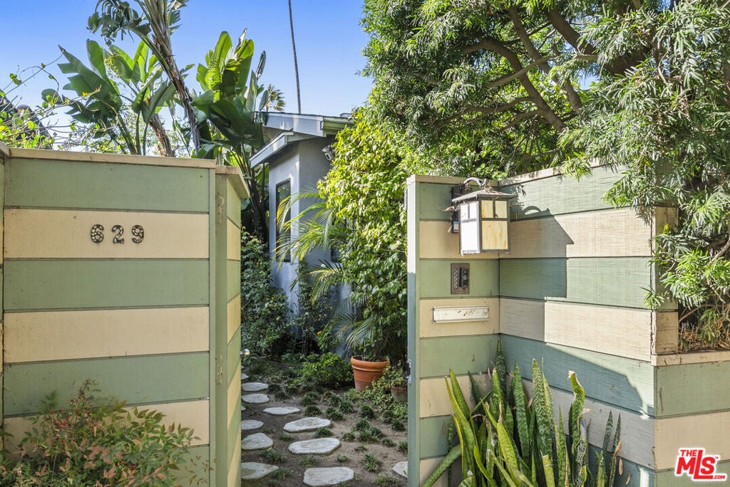 629 Crestmoore Place
