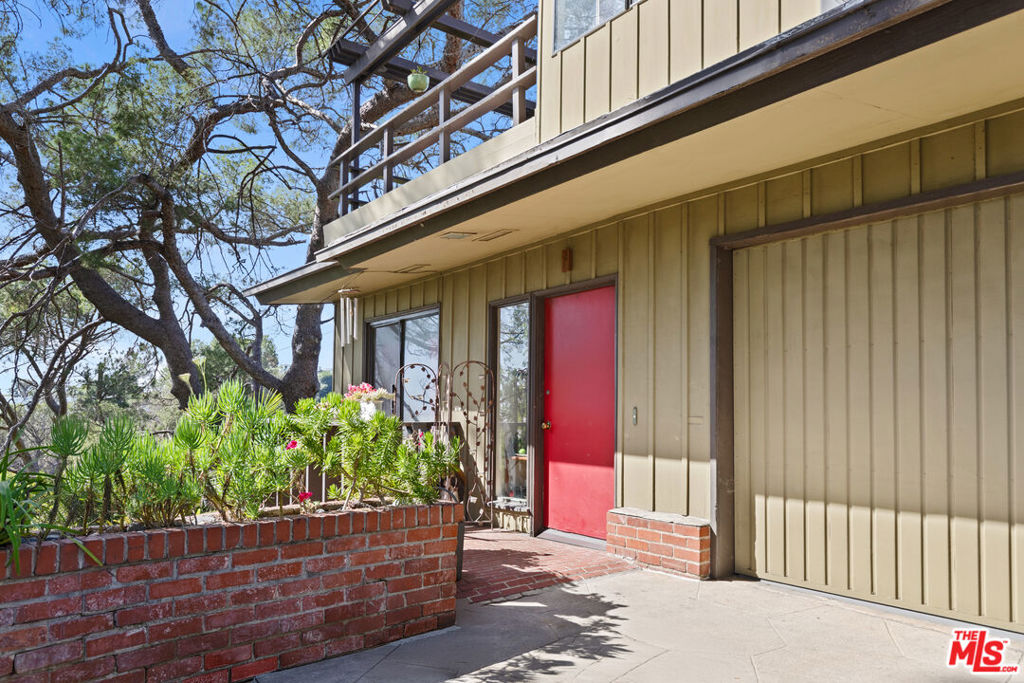 2881 Hollyridge Drive