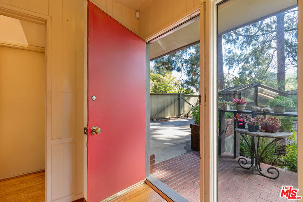 2881 Hollyridge Drive