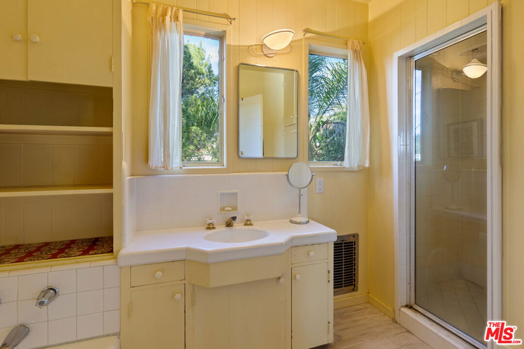 2881 Hollyridge Drive