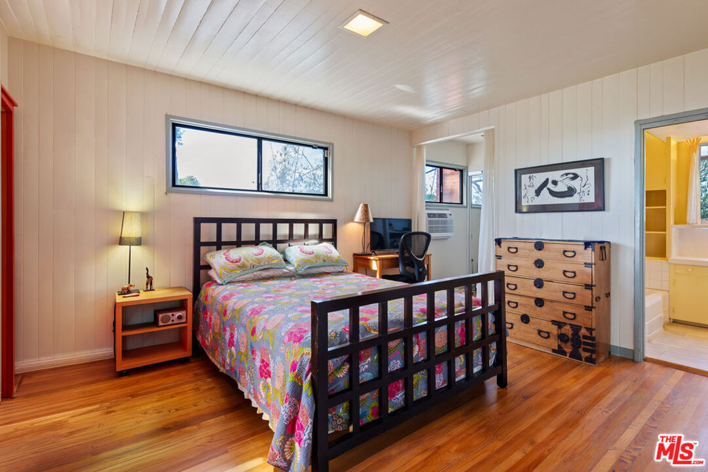 2881 Hollyridge Drive