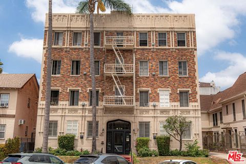 Photo of 621 S Dunsmuir Avenue, Los Angeles, CA 90036 (MLS # 26864731)