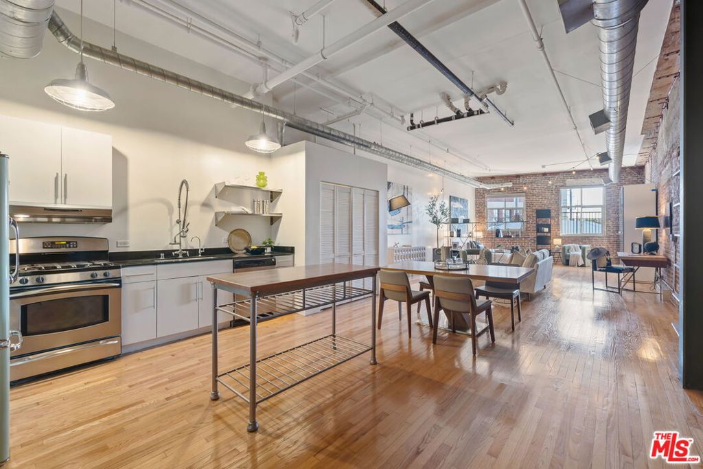 500 Molino Street 208