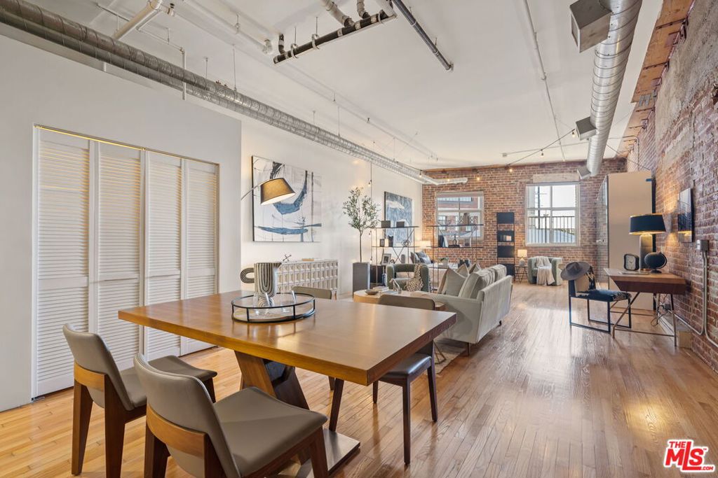 500 Molino Street 208