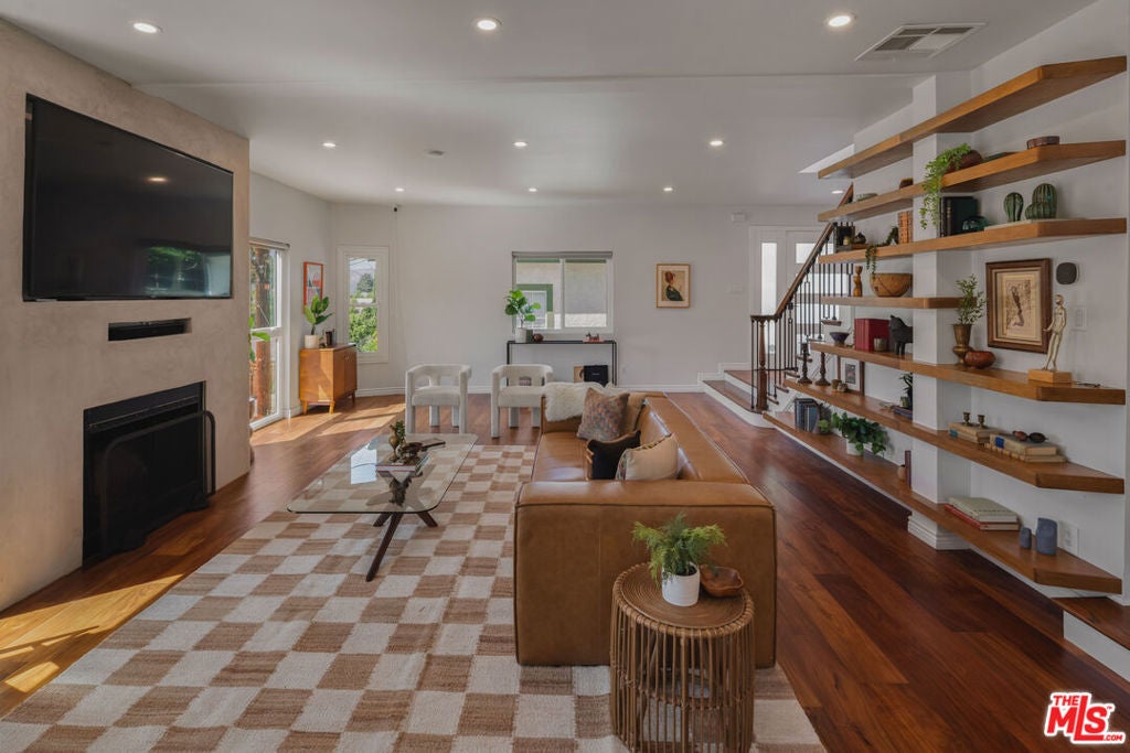 1096 Oban Drive
