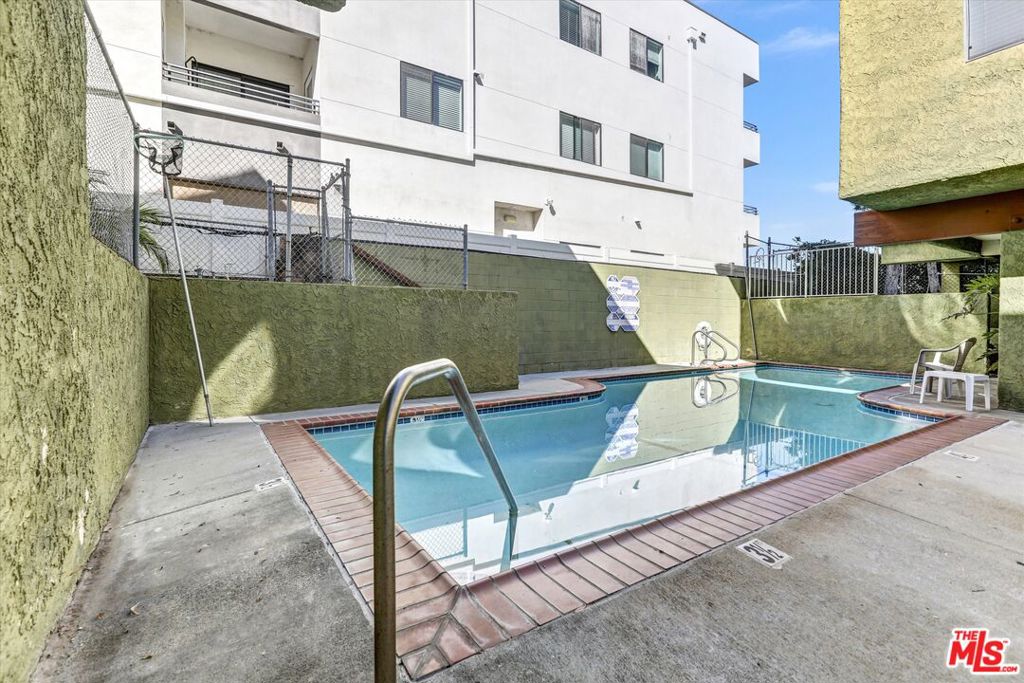6155 Reseda Boulevard 4