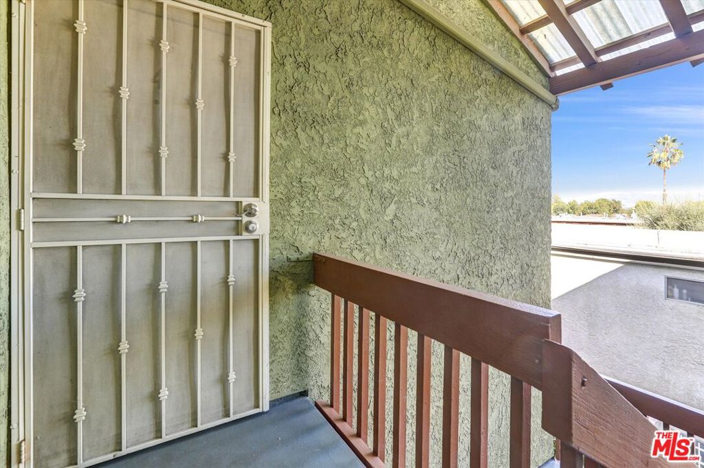 6155 Reseda Boulevard 4