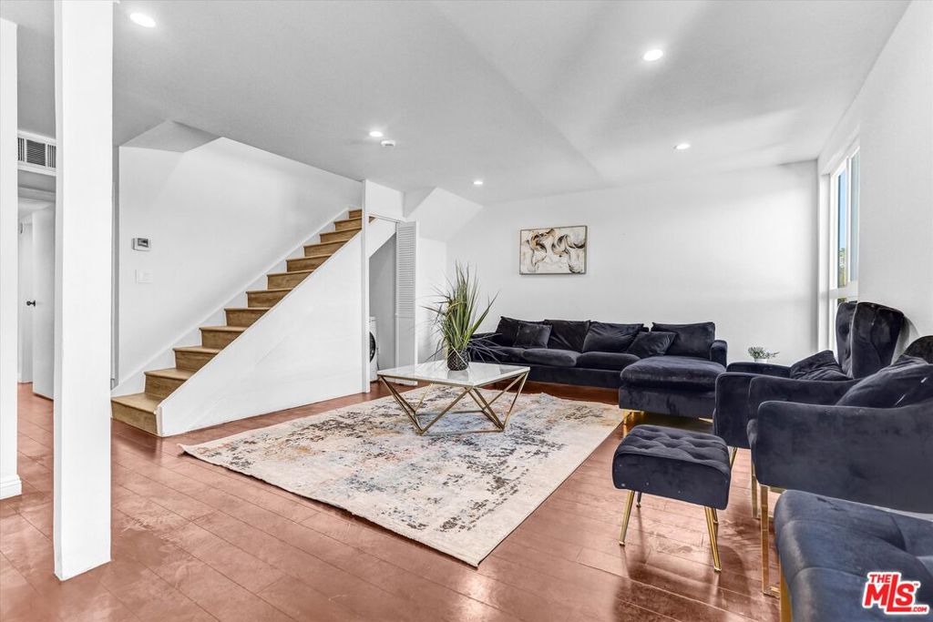 6155 Reseda Boulevard 4