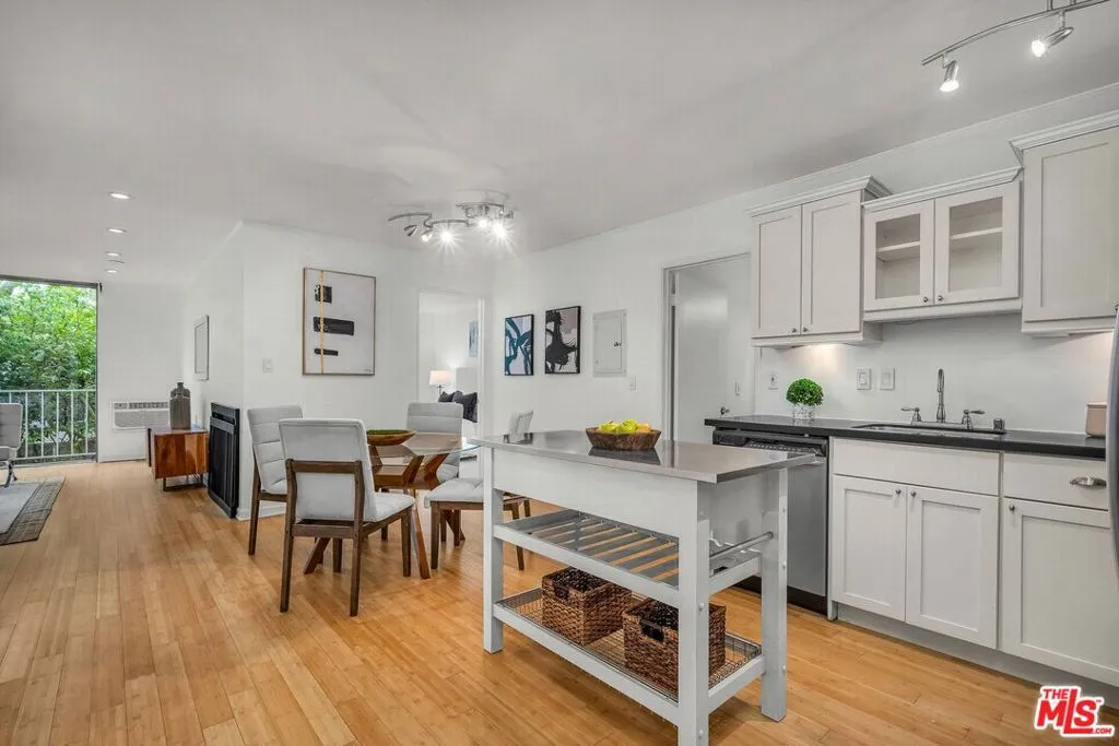 Los Angeles, California 90049, United States, 2 Bedrooms Bedrooms, ,1 BathroomBathrooms,Residential,Active,186953