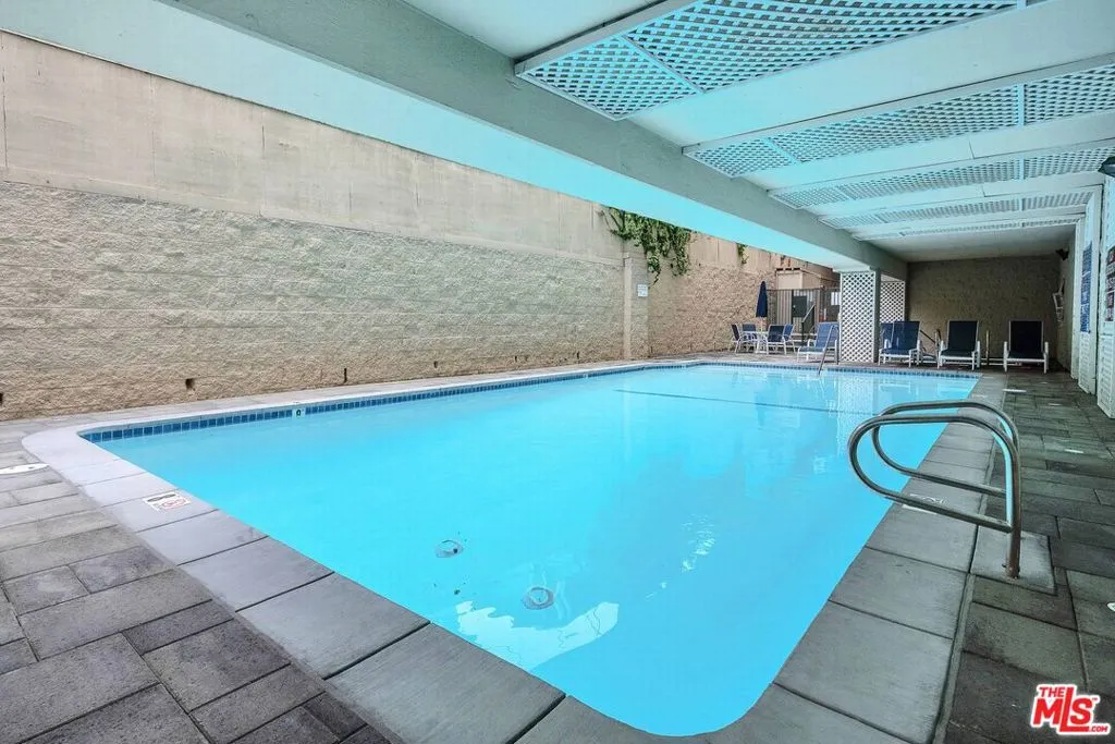 Los Angeles, California 90049, United States, 2 Bedrooms Bedrooms, ,1 BathroomBathrooms,Residential,Active,186953