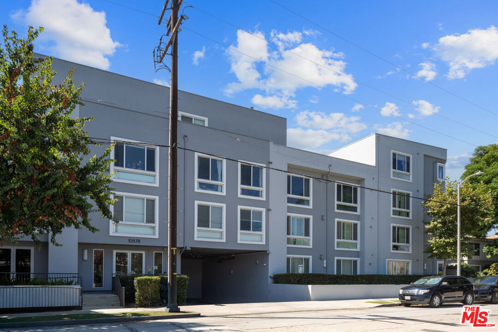 10878 N Bloomfield Street 210