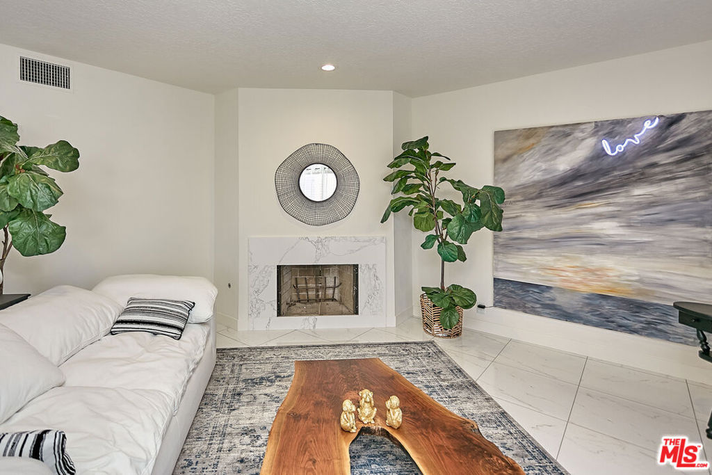 4444 Wilshire Boulevard 206
