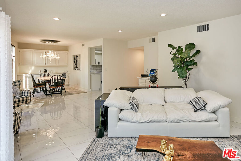 4444 Wilshire Boulevard 206