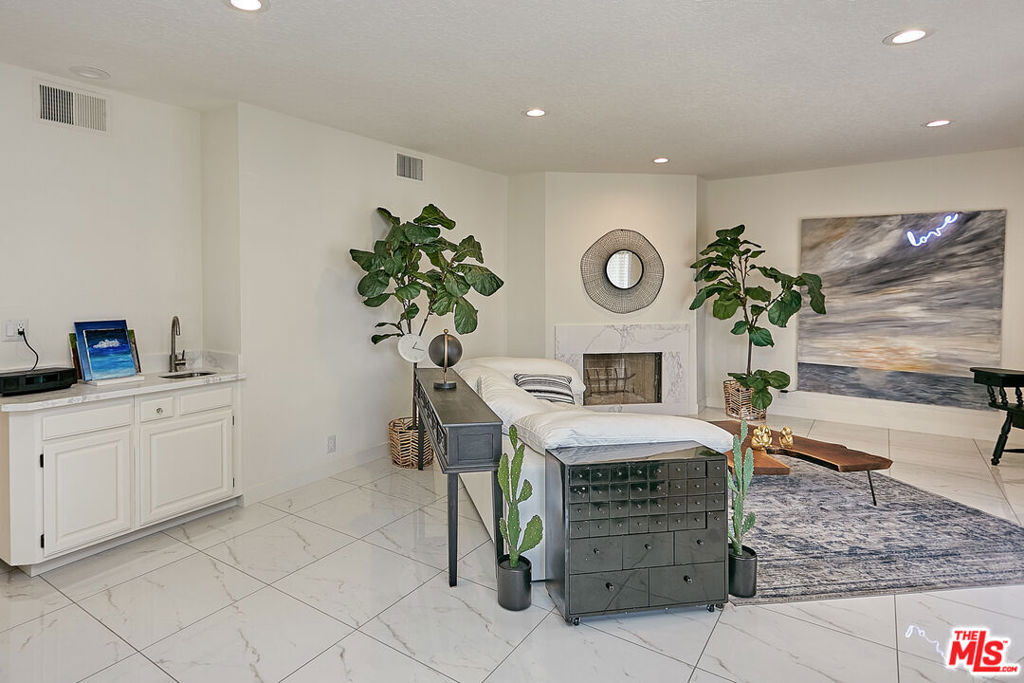 4444 Wilshire Boulevard 206