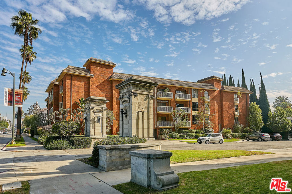 4444 Wilshire Boulevard 206