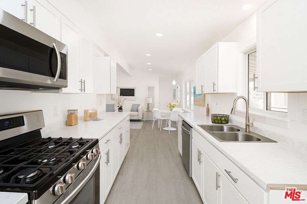 4201 Topanga Canyon Boulevard 62