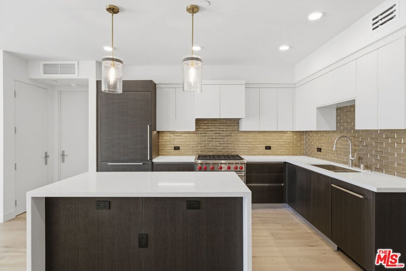 505 S Barrington Avenue 404