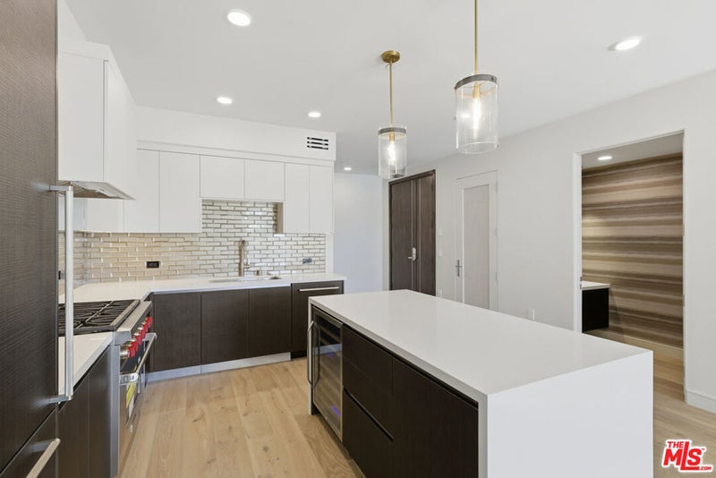 505 S Barrington Avenue 404