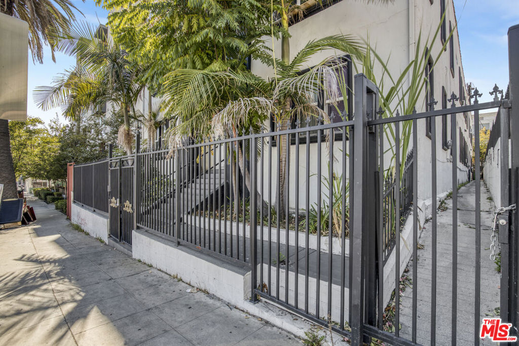 969 S Serrano Avenue