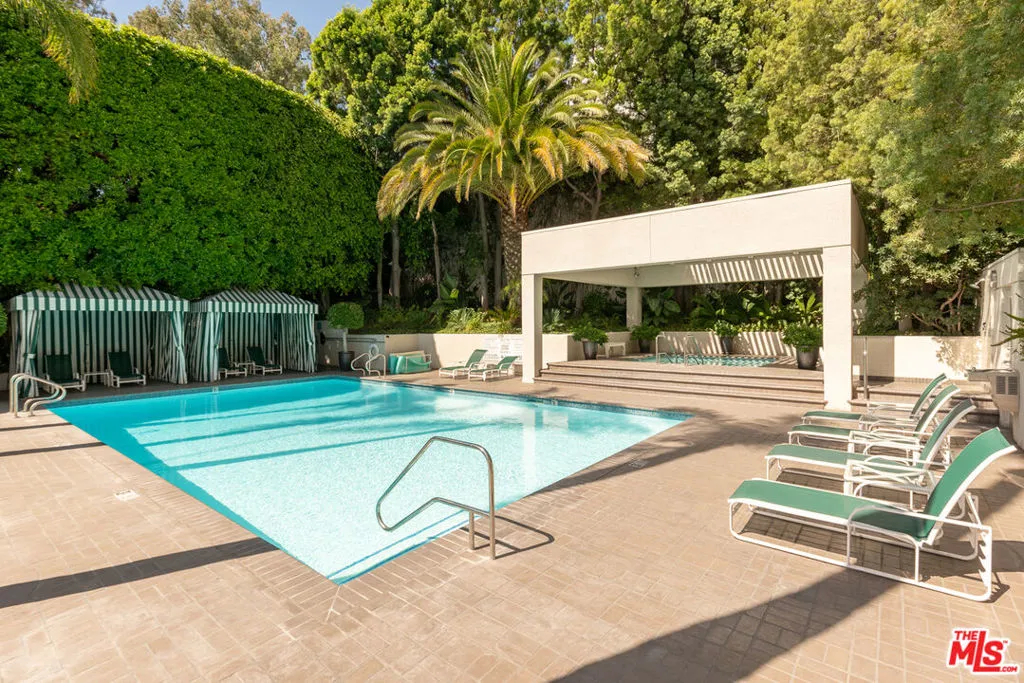 West Hollywood, California 90069, United States, 1 Bedroom Bedrooms, ,2 BathroomsBathrooms,Residential,Active,198095