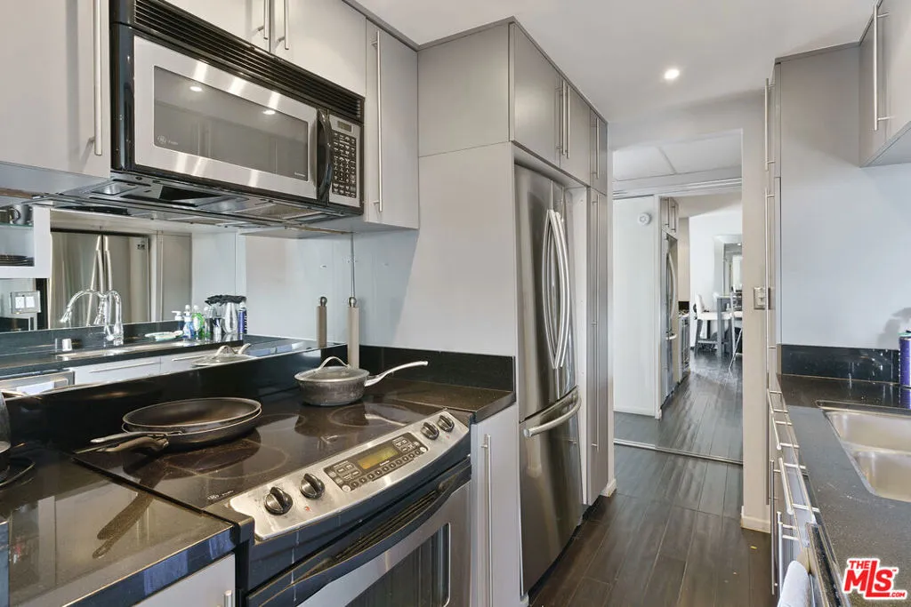 West Hollywood, California 90069, United States, 1 Bedroom Bedrooms, ,2 BathroomsBathrooms,Residential,Active,198095