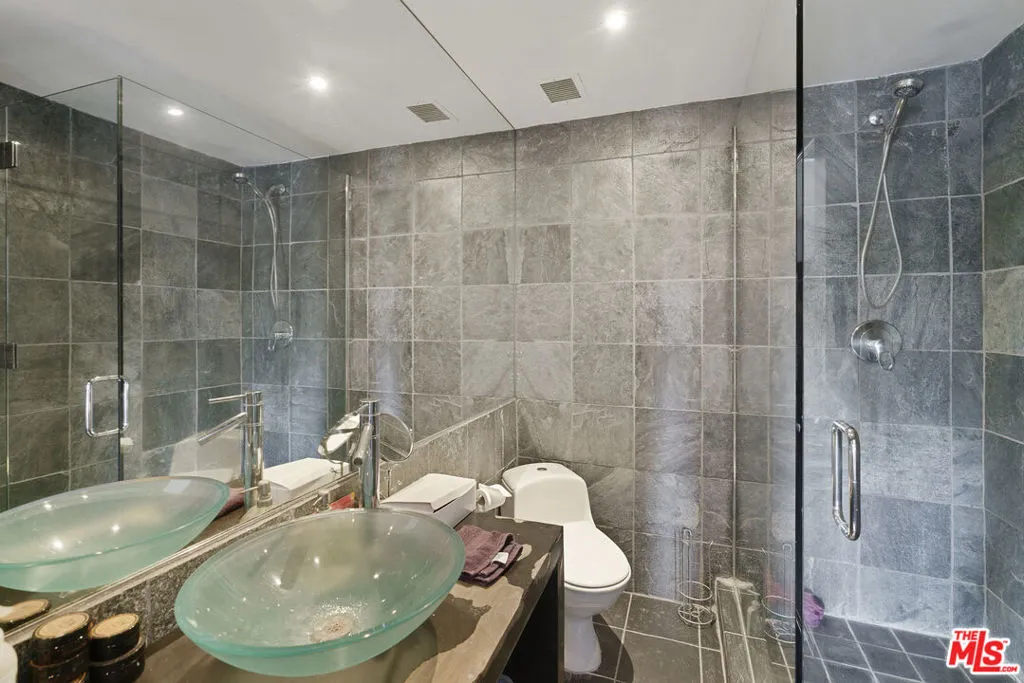 West Hollywood, California 90069, United States, 1 Bedroom Bedrooms, ,2 BathroomsBathrooms,Residential,Active,198095