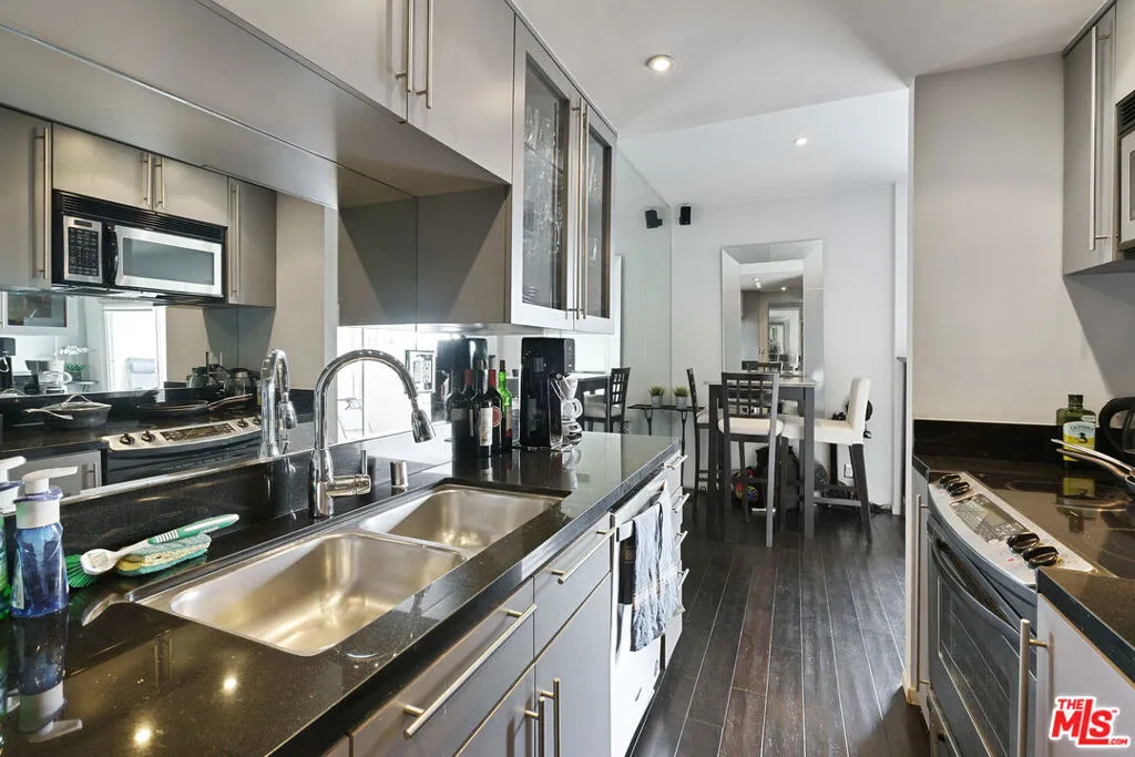 West Hollywood, California 90069, United States, 1 Bedroom Bedrooms, ,2 BathroomsBathrooms,Residential,Active,198095