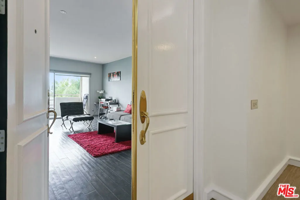 West Hollywood, California 90069, United States, 1 Bedroom Bedrooms, ,2 BathroomsBathrooms,Residential,Active,198095