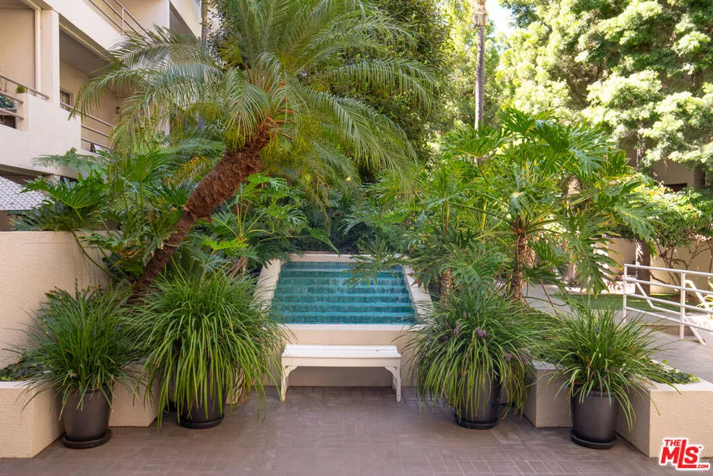 West Hollywood, California 90069, United States, 1 Bedroom Bedrooms, ,2 BathroomsBathrooms,Residential,Active,198095