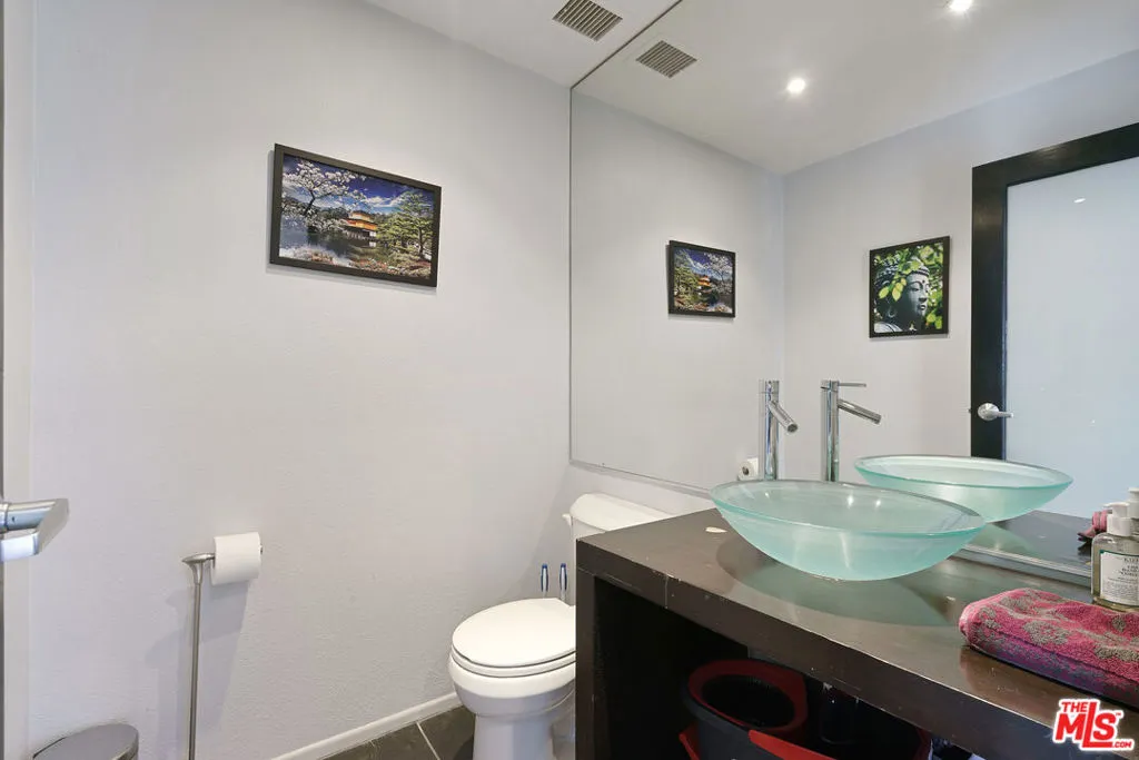 West Hollywood, California 90069, United States, 1 Bedroom Bedrooms, ,2 BathroomsBathrooms,Residential,Active,198095