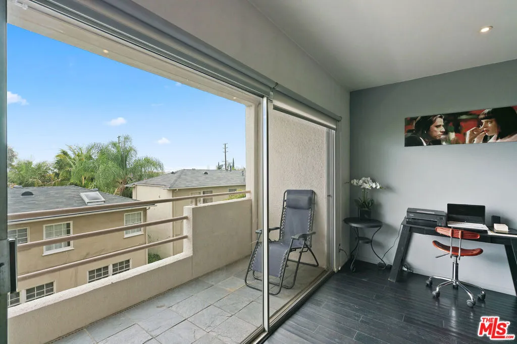 West Hollywood, California 90069, United States, 1 Bedroom Bedrooms, ,2 BathroomsBathrooms,Residential,Active,198095