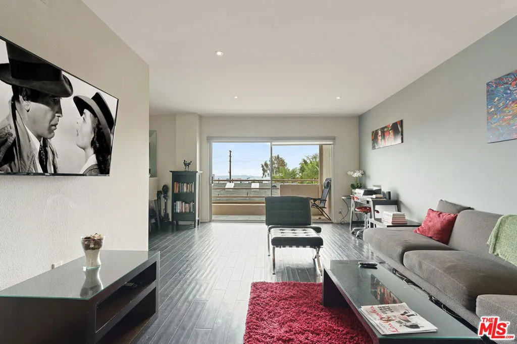 West Hollywood, California 90069, United States, 1 Bedroom Bedrooms, ,2 BathroomsBathrooms,Residential,Active,198095